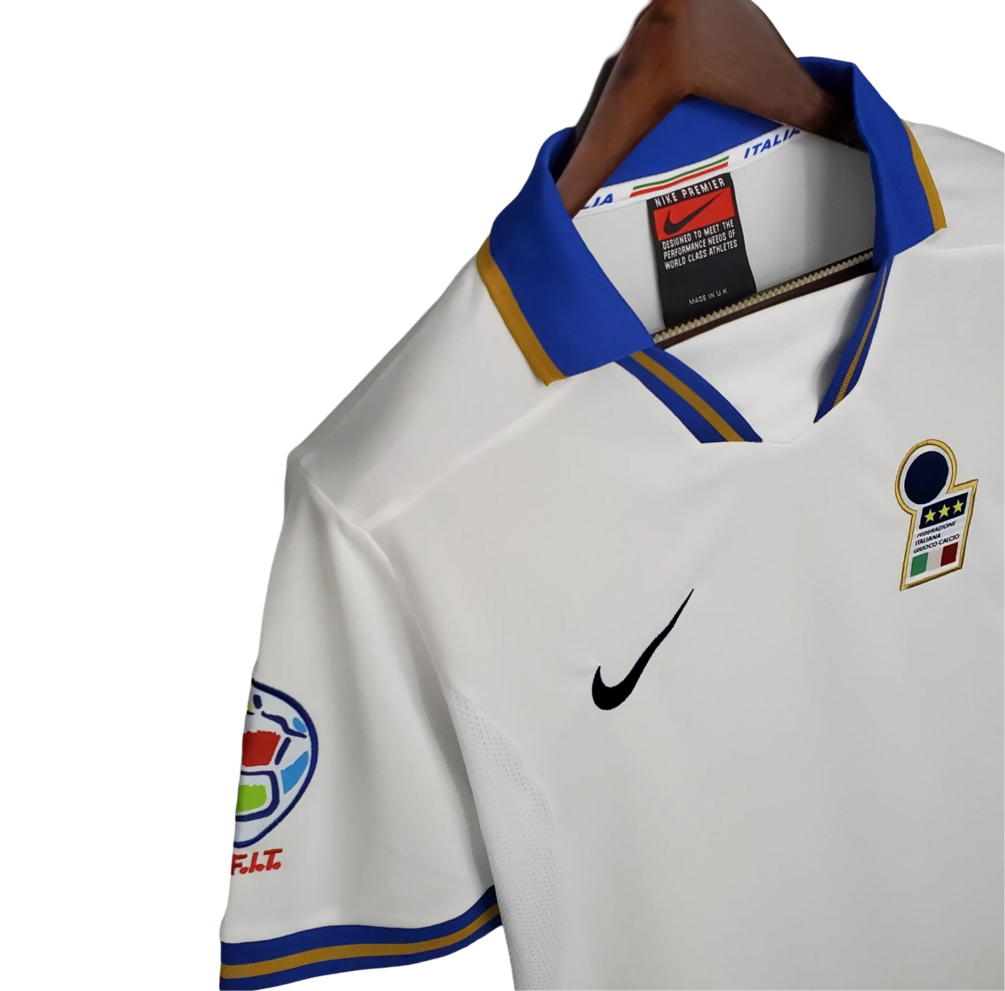 https://cdn.shopify.com/s/files/1/0826/7228/8075/files/19961997-italy-away-retro-kit-classickits433-309187.webp?v=1741198759