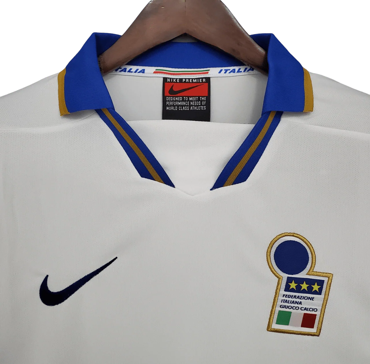 https://cdn.shopify.com/s/files/1/0826/7228/8075/files/19961997-italy-away-retro-kit-classickits433-798996.webp?v=1741198759