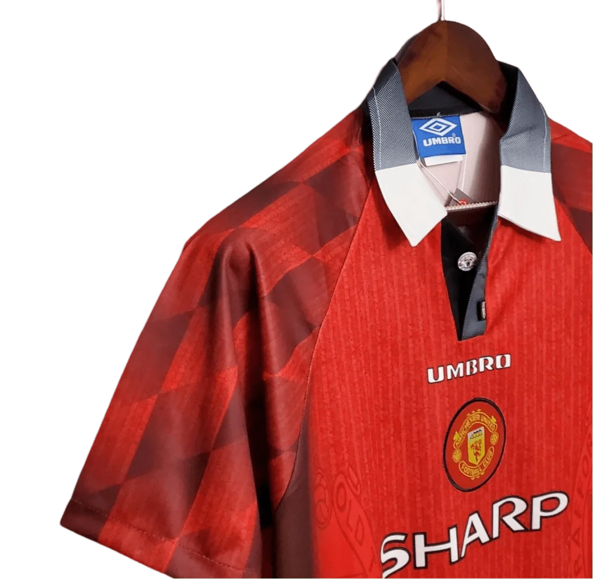 https://cdn.shopify.com/s/files/1/0826/7228/8075/files/19961997-manchester-united-sharp-home-retro-kit-classickits433-212485.webp?v=1741199156