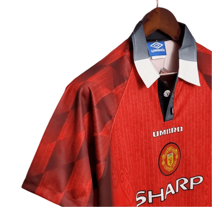 https://cdn.shopify.com/s/files/1/0826/7228/8075/files/19961997-manchester-united-sharp-home-retro-kit-classickits433-212485.webp?v=1741199156