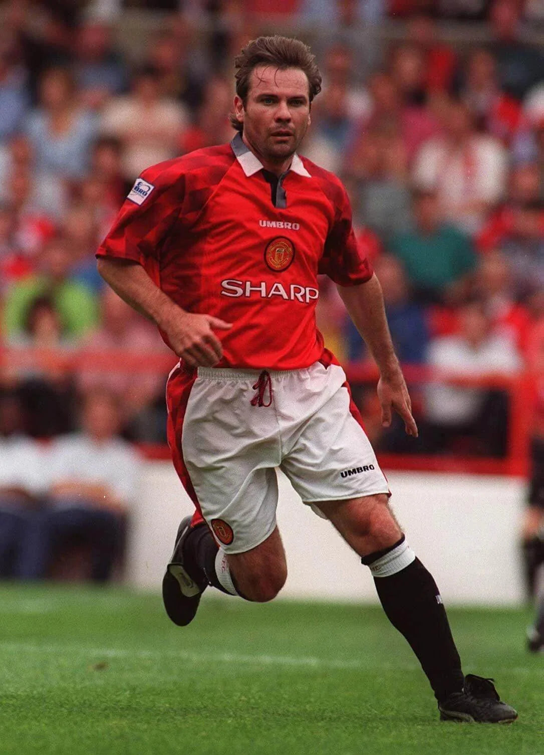 https://cdn.shopify.com/s/files/1/0826/7228/8075/files/19961997-manchester-united-sharp-home-retro-kit-classickits433-587004.webp?v=1741199155