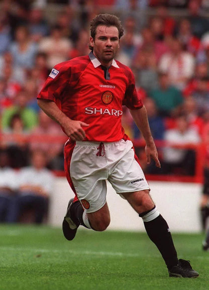 https://cdn.shopify.com/s/files/1/0826/7228/8075/files/19961997-manchester-united-sharp-home-retro-kit-classickits433-587004.webp?v=1741199155