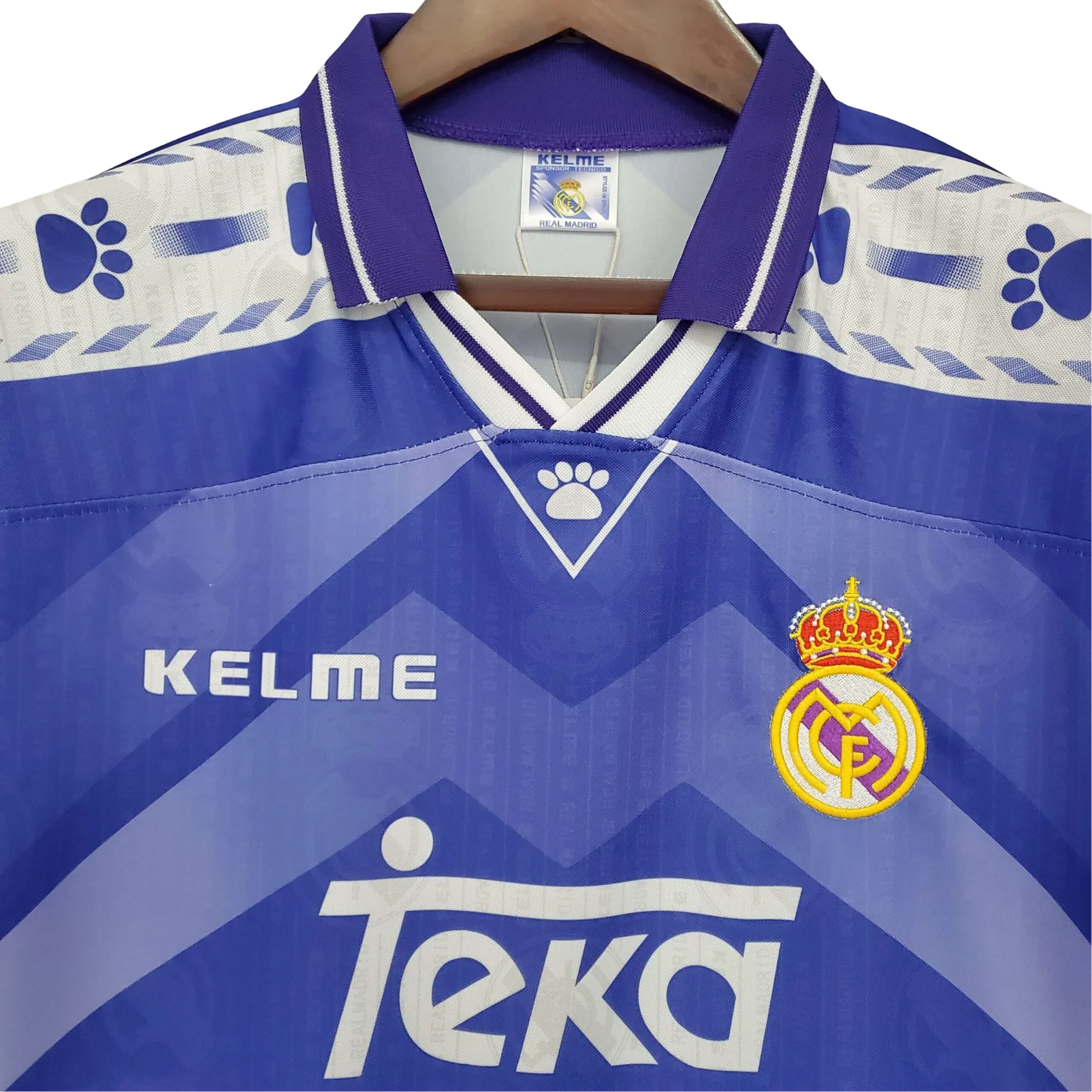 https://cdn.shopify.com/s/files/1/0826/7228/8075/files/19961997-real-madrid-teka-blue-away-retro-kit-classickits433-458576.webp?v=1741199048