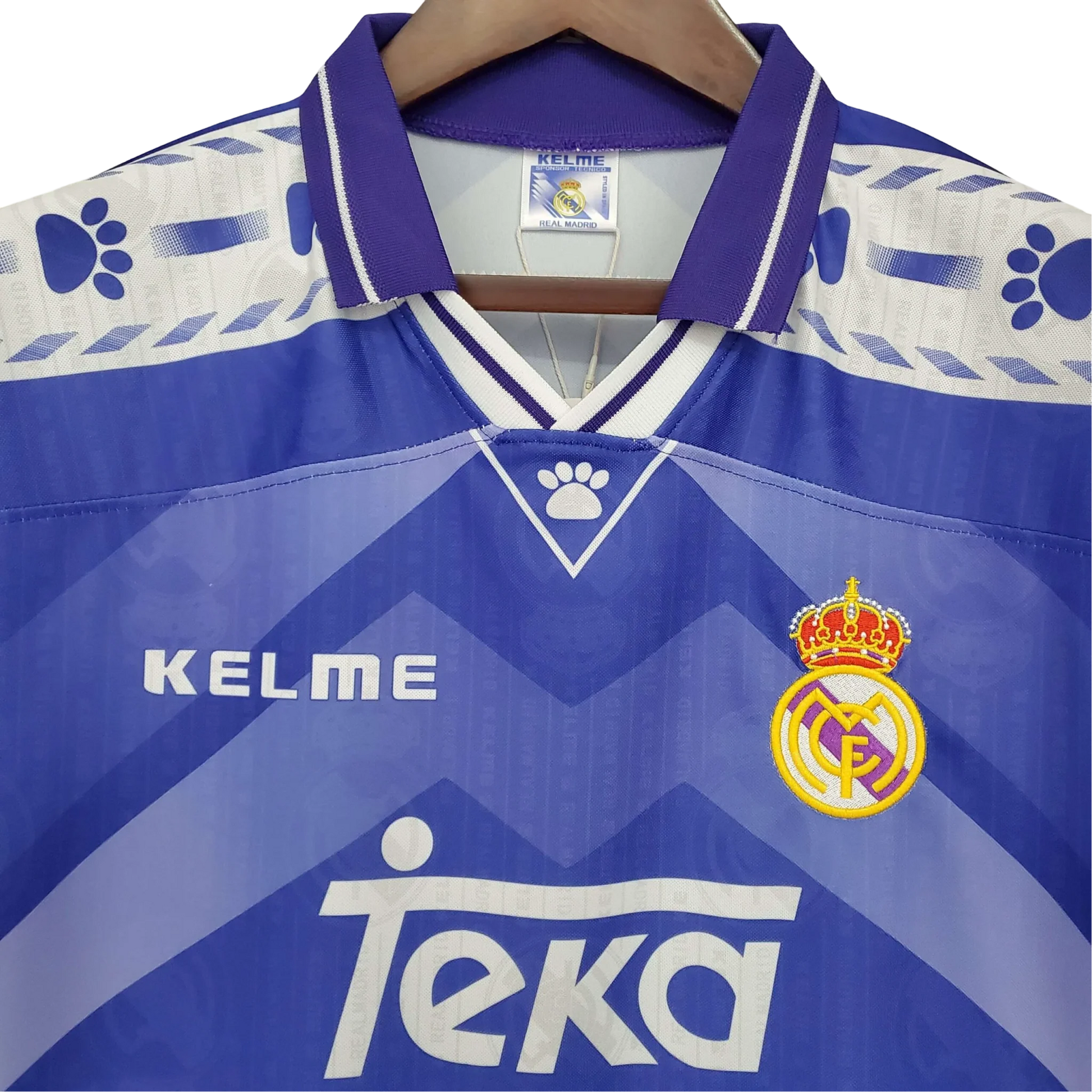 https://cdn.shopify.com/s/files/1/0826/7228/8075/files/19961997-real-madrid-teka-blue-away-retro-kit-classickits433-458576.webp?v=1741199048