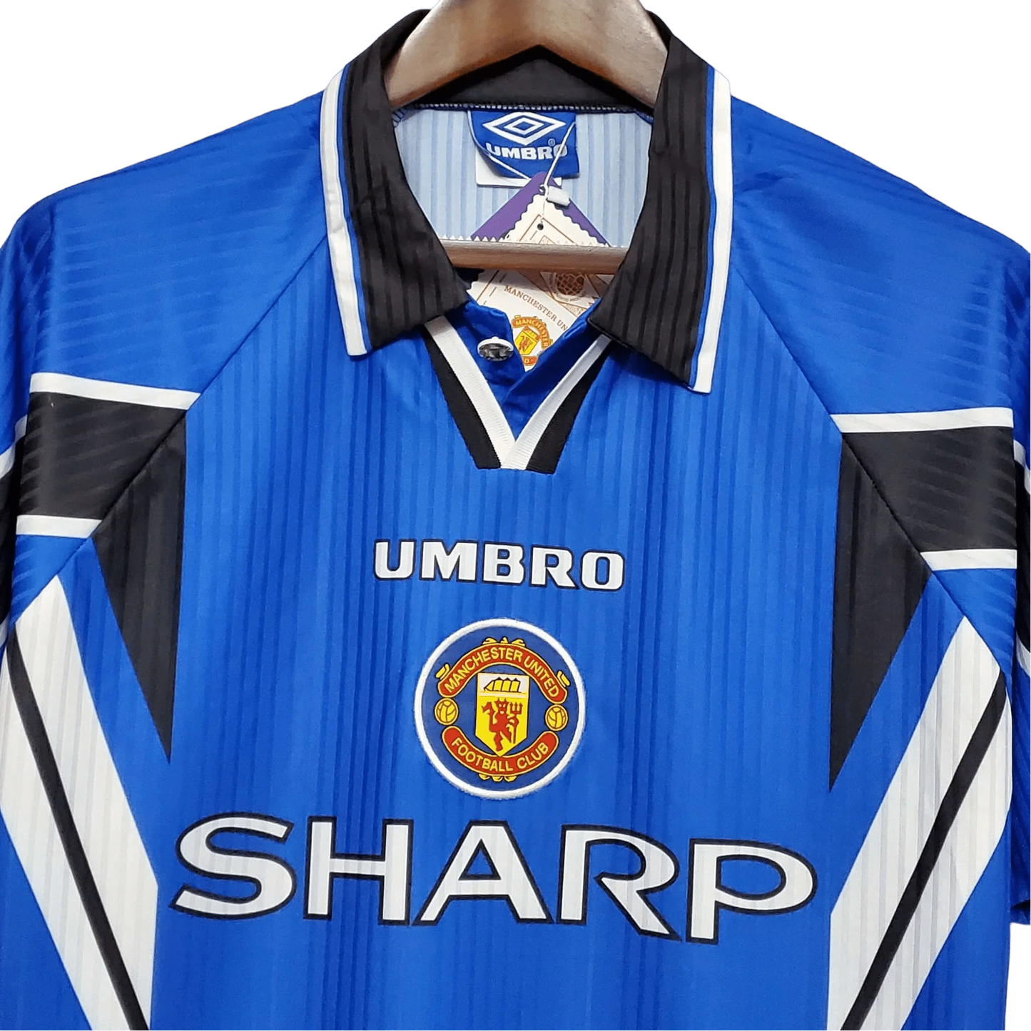 https://cdn.shopify.com/s/files/1/0826/7228/8075/files/19961998-manchester-united-sharp-blue-third-retro-kit-classickits433-107102.webp?v=1741199186