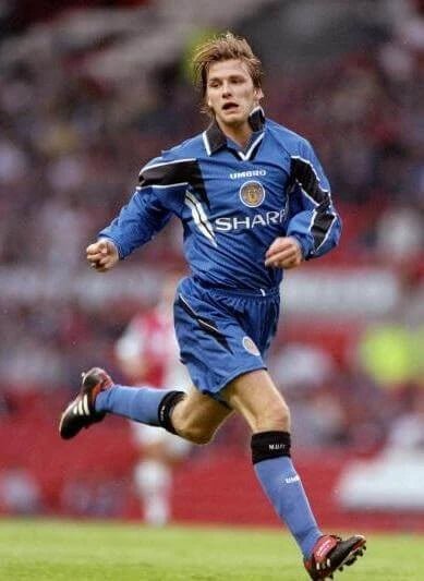 https://cdn.shopify.com/s/files/1/0826/7228/8075/files/19961998-manchester-united-sharp-blue-third-retro-kit-classickits433-197022.webp?v=1741199184