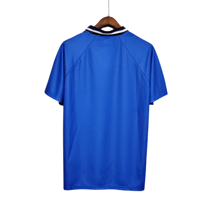 https://cdn.shopify.com/s/files/1/0826/7228/8075/files/19961998-manchester-united-sharp-blue-third-retro-kit-classickits433-275127.webp?v=1741199187