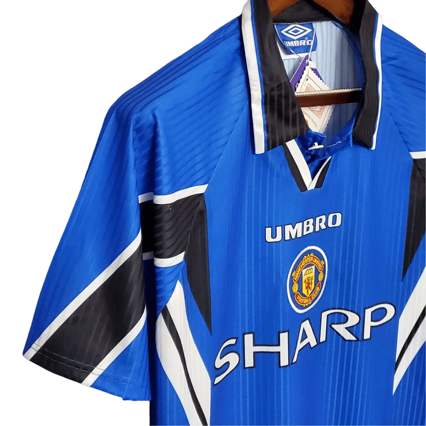 https://cdn.shopify.com/s/files/1/0826/7228/8075/files/19961998-manchester-united-sharp-blue-third-retro-kit-classickits433-452102.webp?v=1741199188