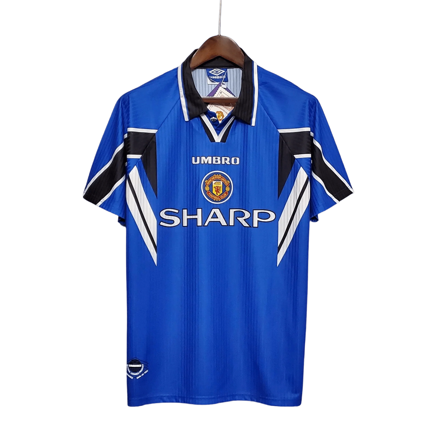 https://cdn.shopify.com/s/files/1/0826/7228/8075/files/19961998-manchester-united-sharp-blue-third-retro-kit-classickits433-549648.webp?v=1741199186