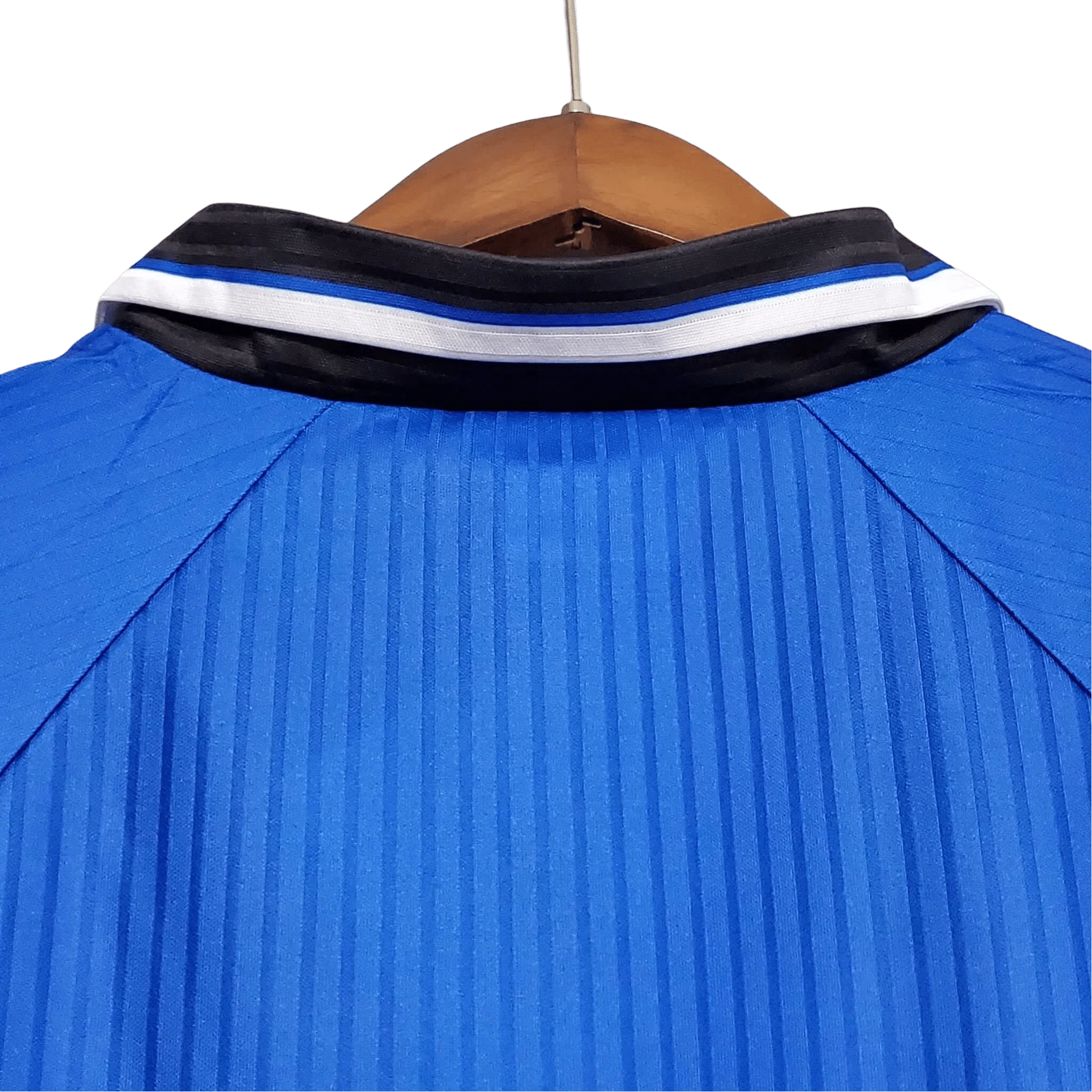 https://cdn.shopify.com/s/files/1/0826/7228/8075/files/19961998-manchester-united-sharp-blue-third-retro-kit-classickits433-702862.webp?v=1741199187