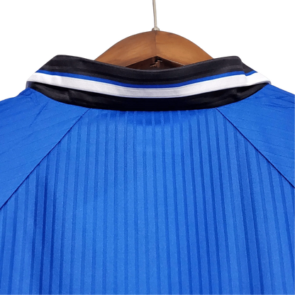 https://cdn.shopify.com/s/files/1/0826/7228/8075/files/19961998-manchester-united-sharp-blue-third-retro-kit-classickits433-702862.webp?v=1741199187