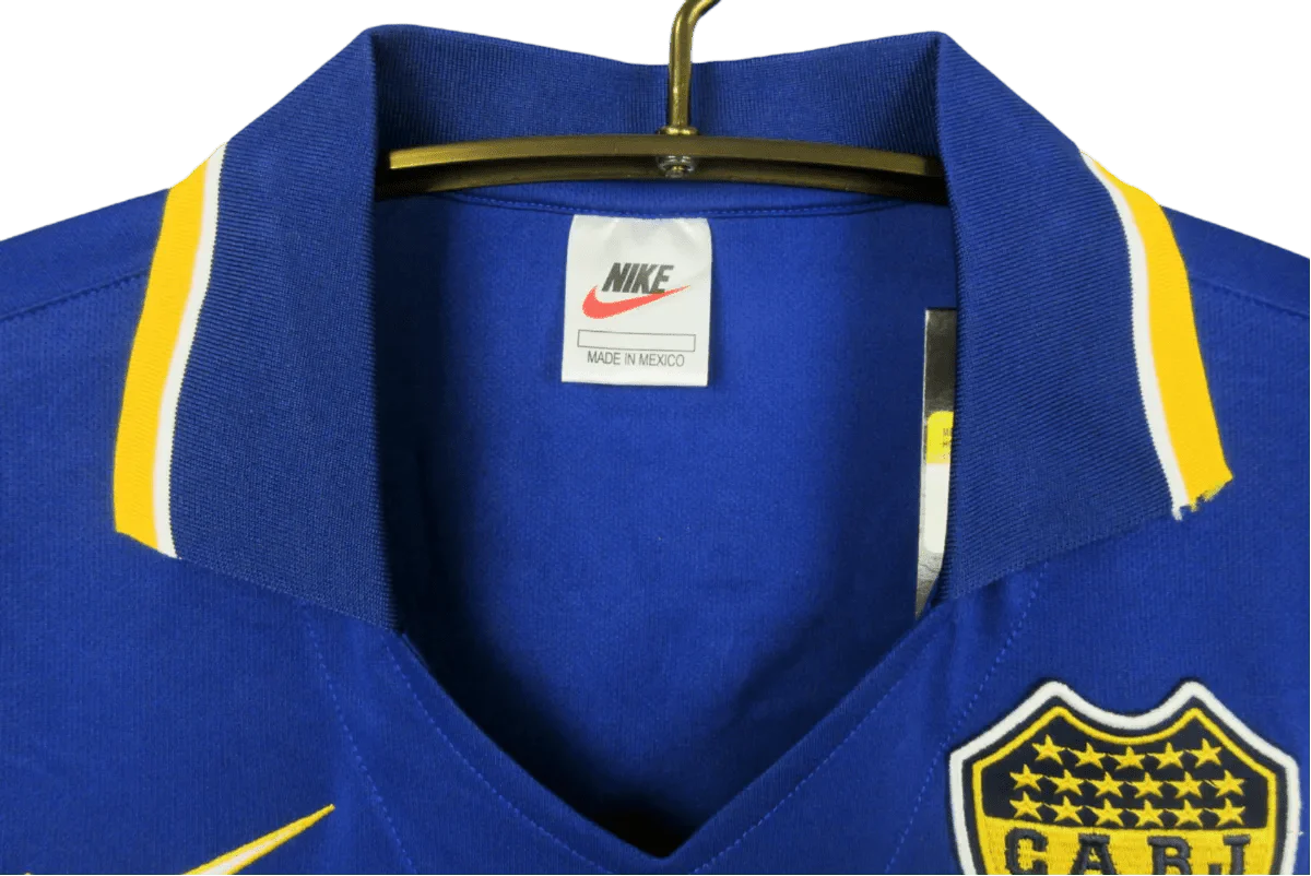 https://cdn.shopify.com/s/files/1/0826/7228/8075/files/19971998-boca-juniors-quilmes-home-retro-jersey-600040.webp?v=1741197169