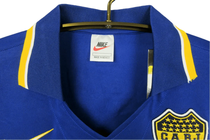 https://cdn.shopify.com/s/files/1/0826/7228/8075/files/19971998-boca-juniors-quilmes-home-retro-jersey-600040.webp?v=1741197169
