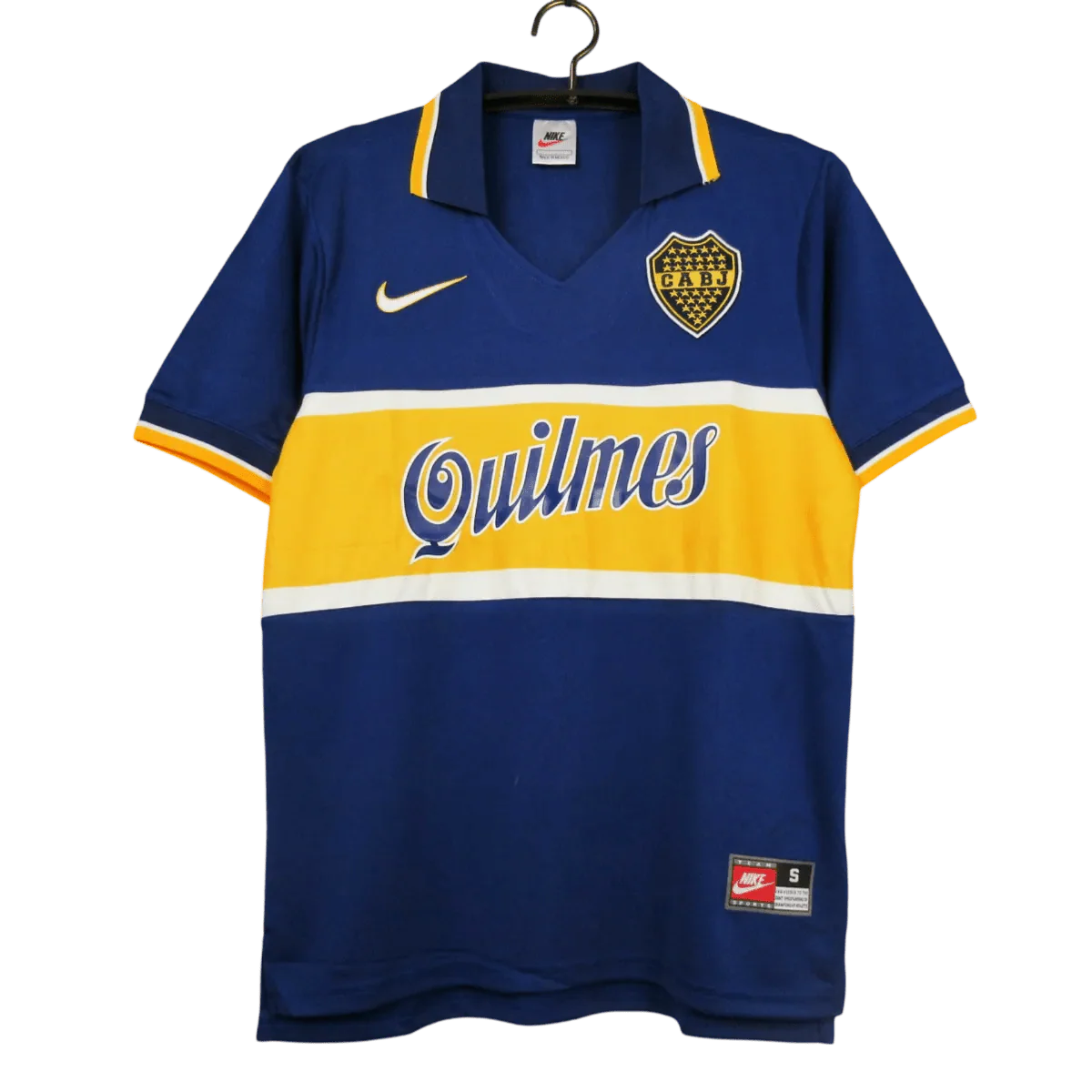 https://cdn.shopify.com/s/files/1/0826/7228/8075/files/19971998-boca-juniors-quilmes-home-retro-jersey-872686.webp?v=1741197171