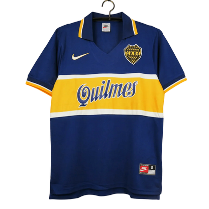 https://cdn.shopify.com/s/files/1/0826/7228/8075/files/19971998-boca-juniors-quilmes-home-retro-jersey-872686.webp?v=1741197171