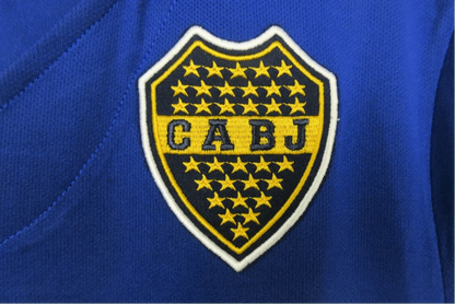 https://cdn.shopify.com/s/files/1/0826/7228/8075/files/19971998-boca-juniors-quilmes-home-retro-jersey-903541.webp?v=1741197171