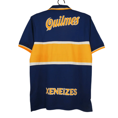 https://cdn.shopify.com/s/files/1/0826/7228/8075/files/19971998-boca-juniors-quilmes-home-retro-jersey-909639.webp?v=1741197169