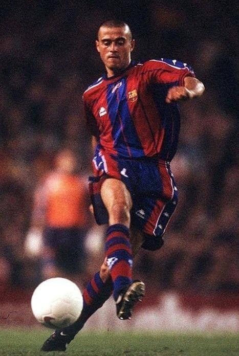 https://cdn.shopify.com/s/files/1/0826/7228/8075/files/19971998-fc-barcelona-home-retro-kit-classickits433-206968.webp?v=1741199034