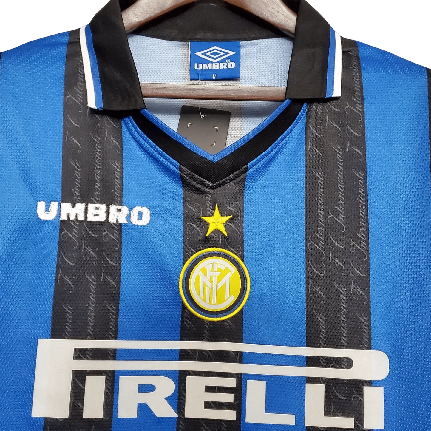 https://cdn.shopify.com/s/files/1/0826/7228/8075/files/19971998-inter-milan-home-pirelli-retro-kit-classickits433-174938.webp?v=1741198903