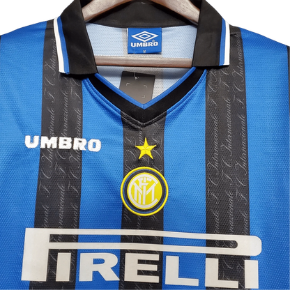 https://cdn.shopify.com/s/files/1/0826/7228/8075/files/19971998-inter-milan-home-pirelli-retro-kit-classickits433-174938.webp?v=1741198903