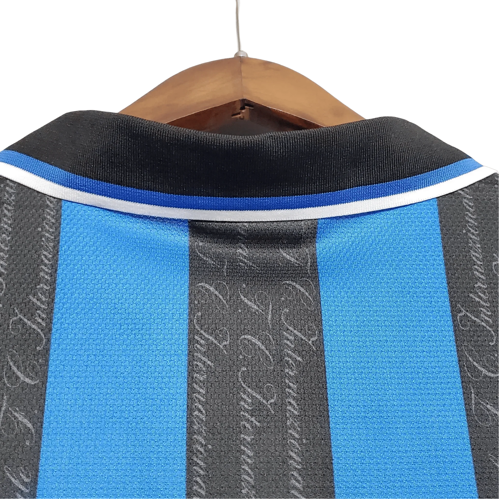 https://cdn.shopify.com/s/files/1/0826/7228/8075/files/19971998-inter-milan-home-pirelli-retro-kit-classickits433-421323.webp?v=1741198905