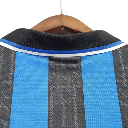 https://cdn.shopify.com/s/files/1/0826/7228/8075/files/19971998-inter-milan-home-pirelli-retro-kit-classickits433-421323.webp?v=1741198905