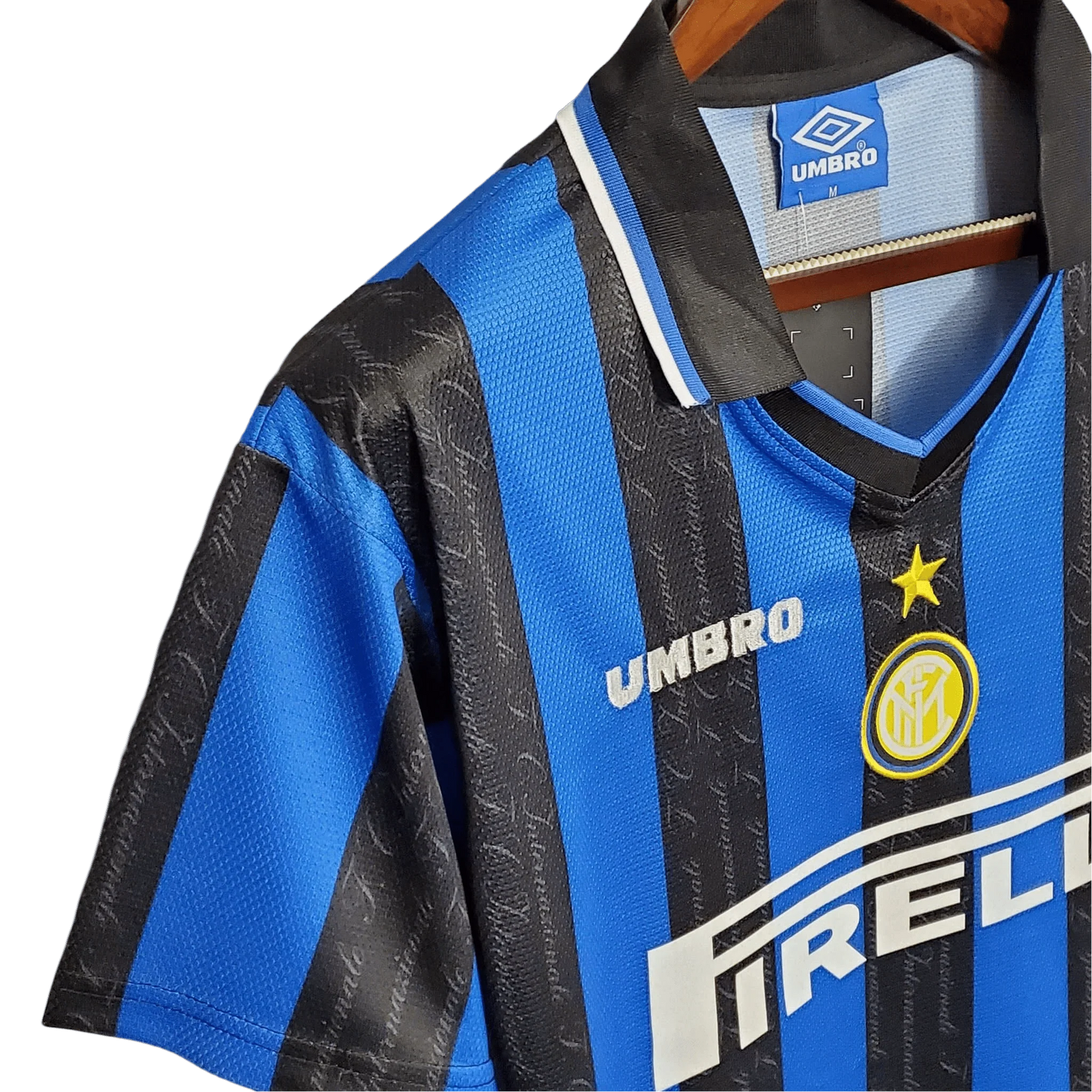 https://cdn.shopify.com/s/files/1/0826/7228/8075/files/19971998-inter-milan-home-pirelli-retro-kit-classickits433-453405.webp?v=1741198903