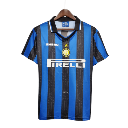 https://cdn.shopify.com/s/files/1/0826/7228/8075/files/19971998-inter-milan-home-pirelli-retro-kit-classickits433-735749.webp?v=1741198904