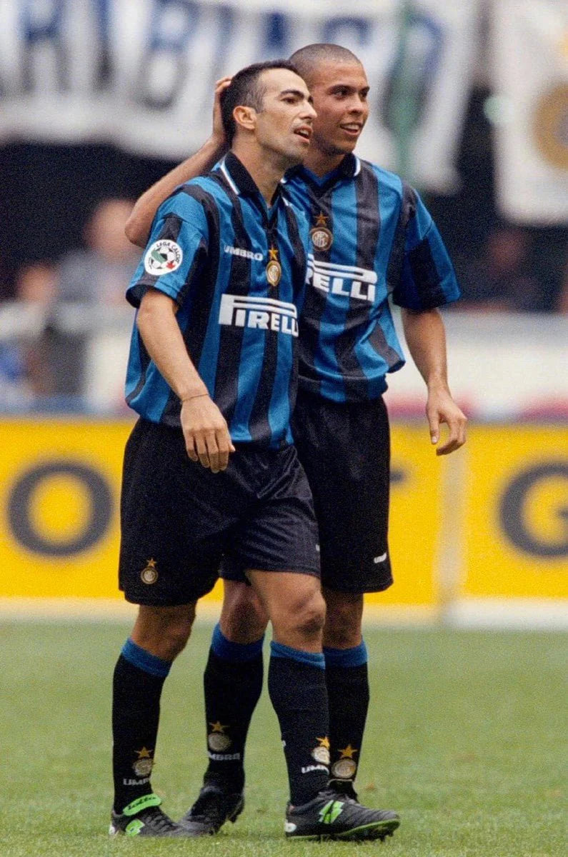 https://cdn.shopify.com/s/files/1/0826/7228/8075/files/19971998-inter-milan-home-pirelli-retro-kit-classickits433-839479.webp?v=1741198902
