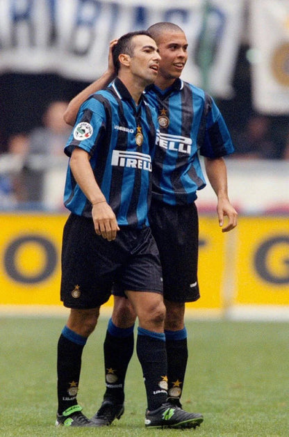 https://cdn.shopify.com/s/files/1/0826/7228/8075/files/19971998-inter-milan-home-pirelli-retro-kit-classickits433-839479.webp?v=1741198902