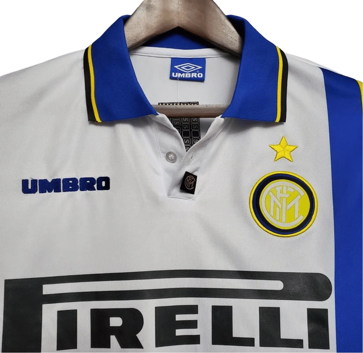 https://cdn.shopify.com/s/files/1/0826/7228/8075/files/19971998-inter-milan-pirelli-away-retro-kit-classickits433-426242.webp?v=1741198870