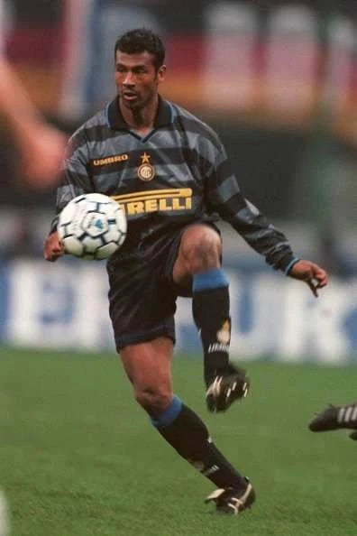 https://cdn.shopify.com/s/files/1/0826/7228/8075/files/19971998-inter-milan-pirelli-third-retro-kit-classickits433-158185.webp?v=1741198896