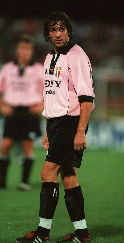 https://cdn.shopify.com/s/files/1/0826/7228/8075/files/19971998-juventus-sony-minidisc-away-retro-kit-classickits433-229286.webp?v=1741198761