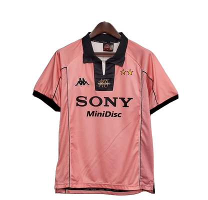 https://cdn.shopify.com/s/files/1/0826/7228/8075/files/19971998-juventus-sony-minidisc-away-retro-kit-classickits433-751950.webp?v=1741198760
