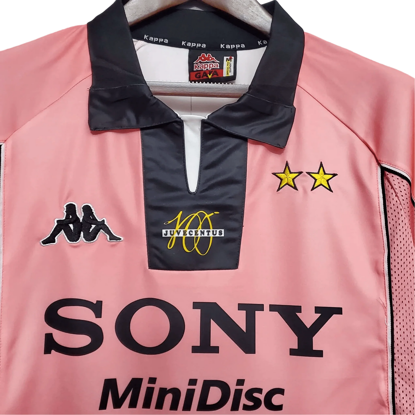 https://cdn.shopify.com/s/files/1/0826/7228/8075/files/19971998-juventus-sony-minidisc-away-retro-kit-classickits433-831849.webp?v=1741198760