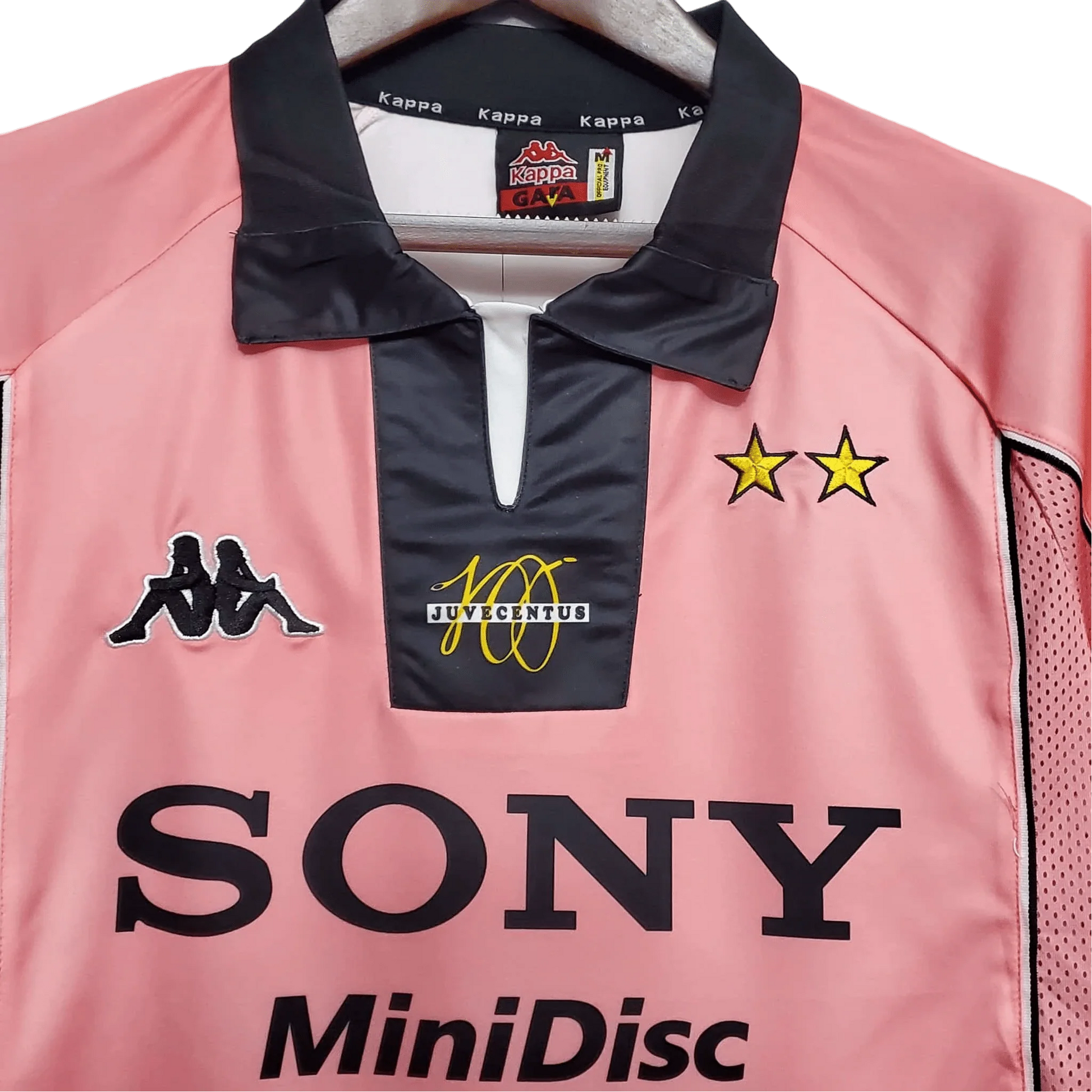 https://cdn.shopify.com/s/files/1/0826/7228/8075/files/19971998-juventus-sony-minidisc-away-retro-kit-classickits433-831849.webp?v=1741198760
