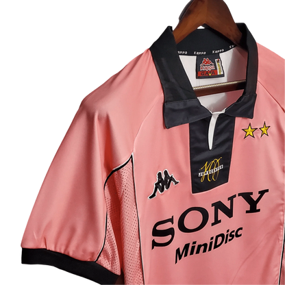 https://cdn.shopify.com/s/files/1/0826/7228/8075/files/19971998-juventus-sony-minidisc-away-retro-kit-classickits433-949339.webp?v=1741198762
