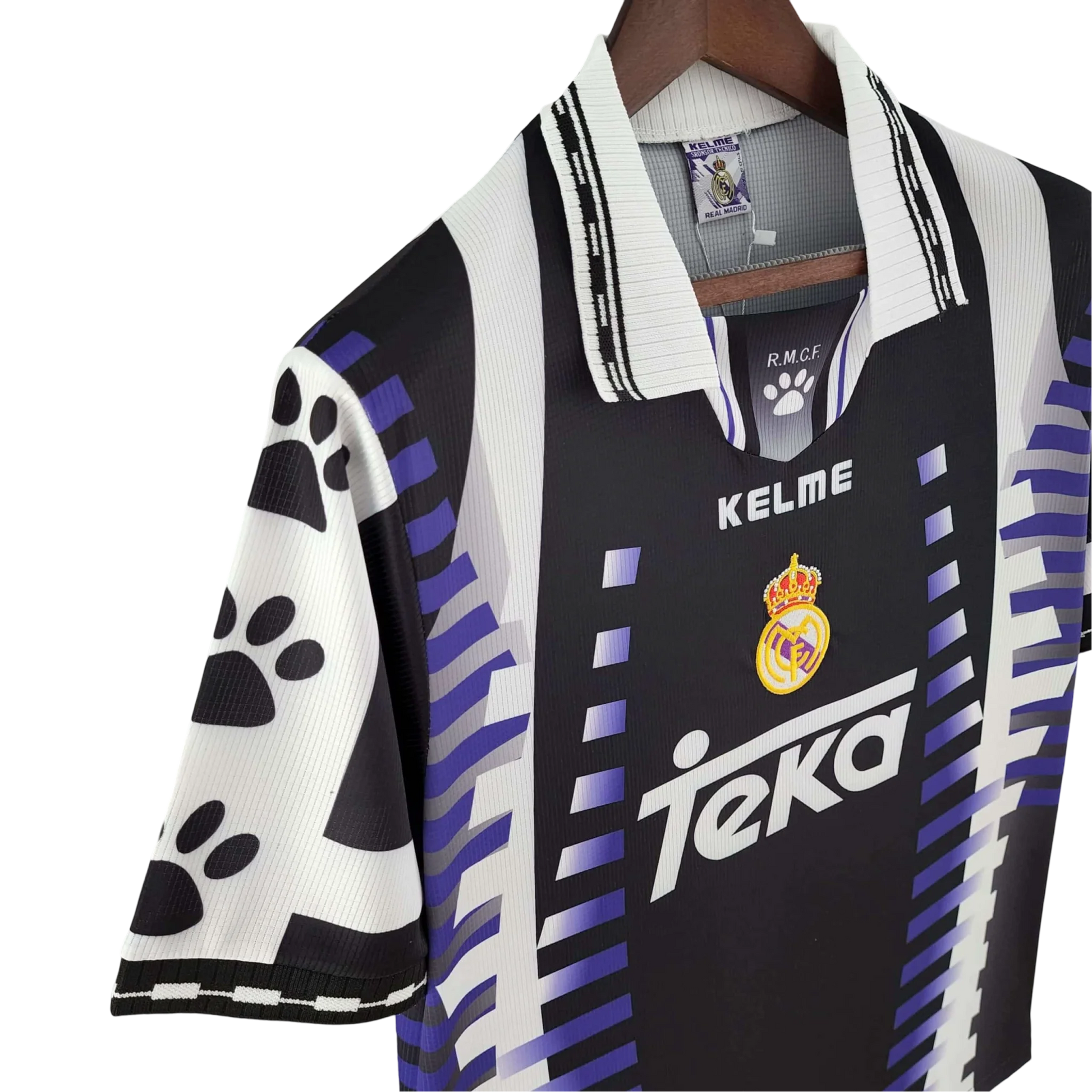 https://cdn.shopify.com/s/files/1/0826/7228/8075/files/19971998-real-madrid-teka-third-retro-kit-classickits433-798425.webp?v=1741199018