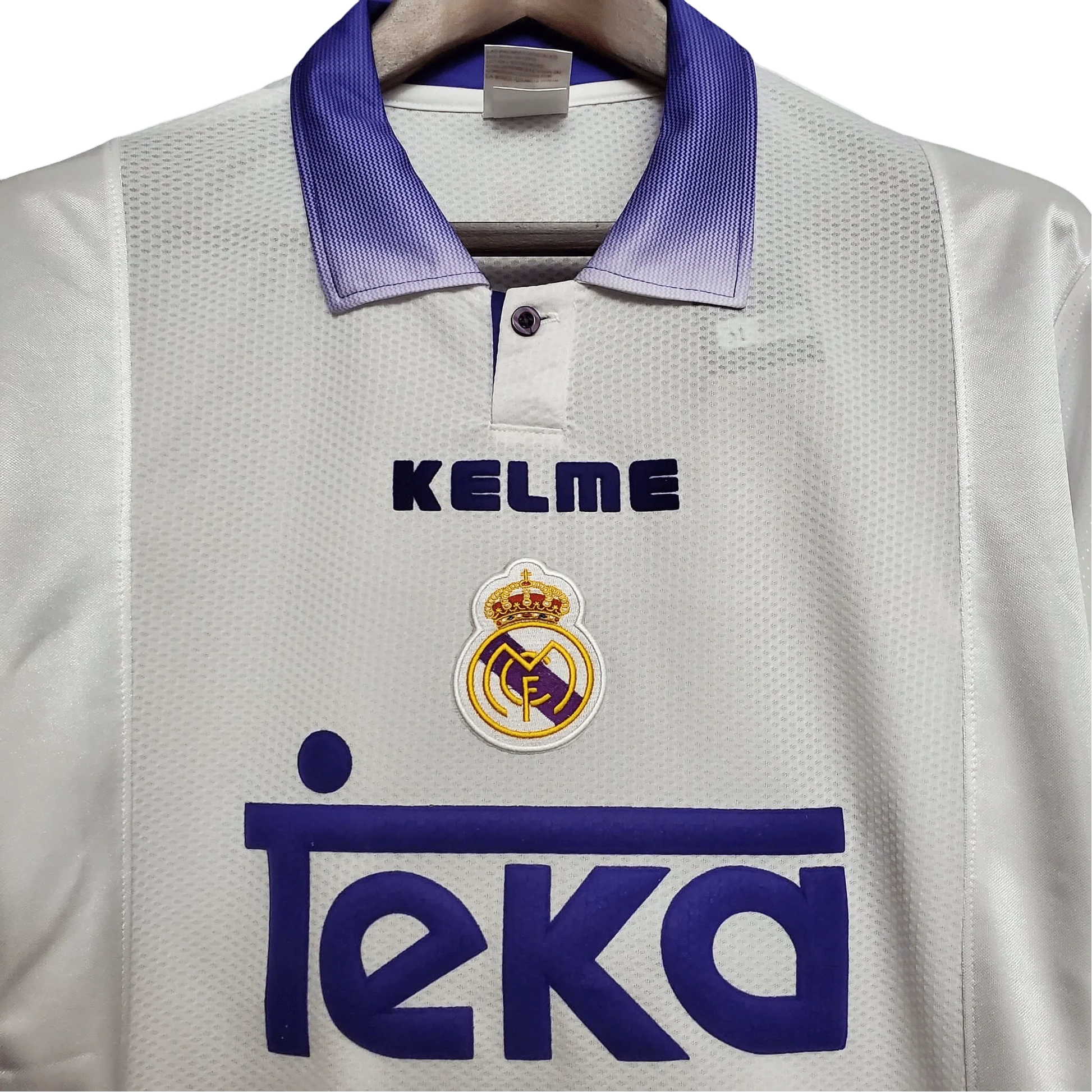 https://cdn.shopify.com/s/files/1/0826/7228/8075/files/19971998-real-madrid-teka-white-home-retro-kit-classickits433-699765.webp?v=1741199031