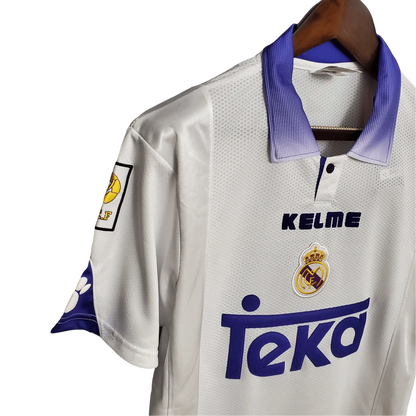 https://cdn.shopify.com/s/files/1/0826/7228/8075/files/19971998-real-madrid-teka-white-home-retro-kit-classickits433-923387.webp?v=1741199030