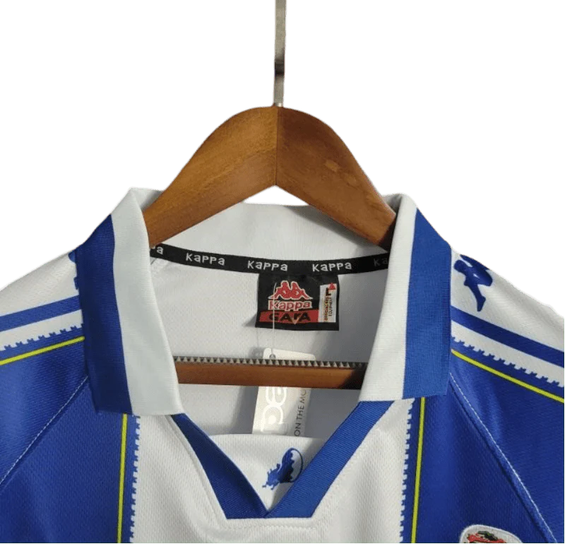 https://cdn.shopify.com/s/files/1/0826/7228/8075/files/19971999-fc-porto-revigres-home-retro-jersey-786490.webp?v=1741199349