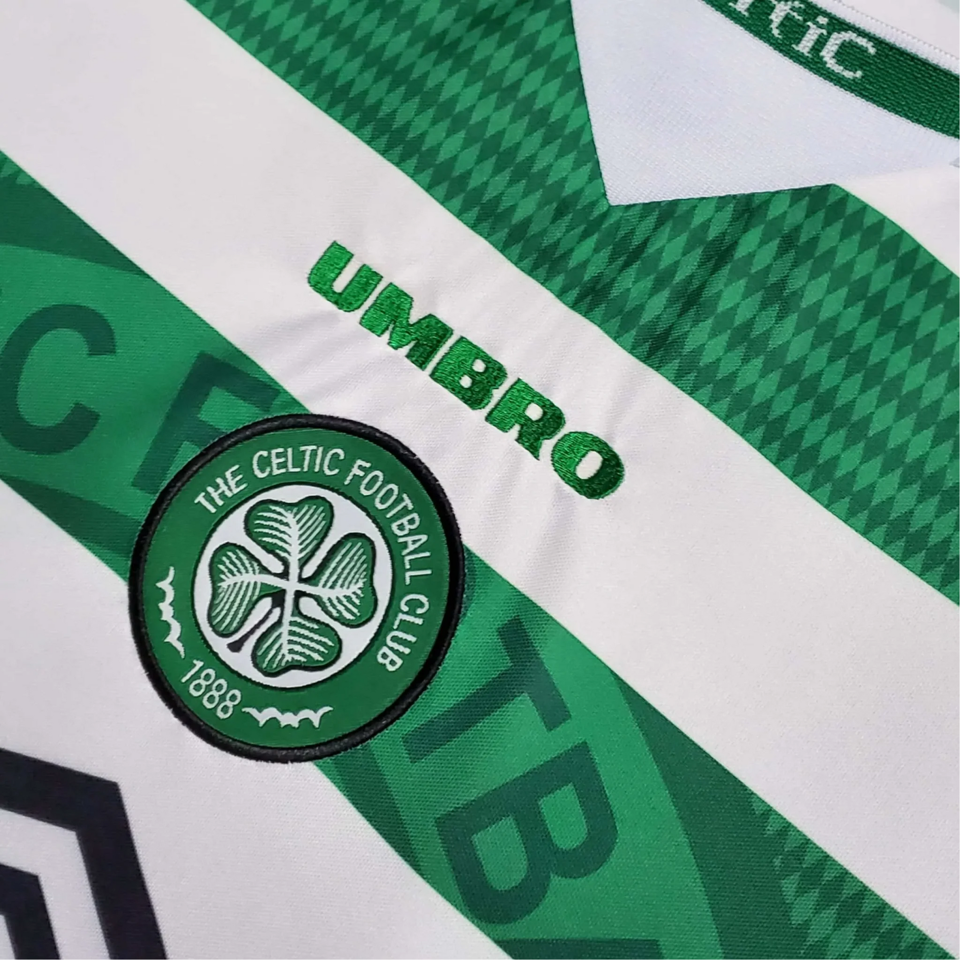 https://cdn.shopify.com/s/files/1/0826/7228/8075/files/19971999-glasgow-celtic-home-retro-kit-classickits433-910224.webp?v=1741198304
