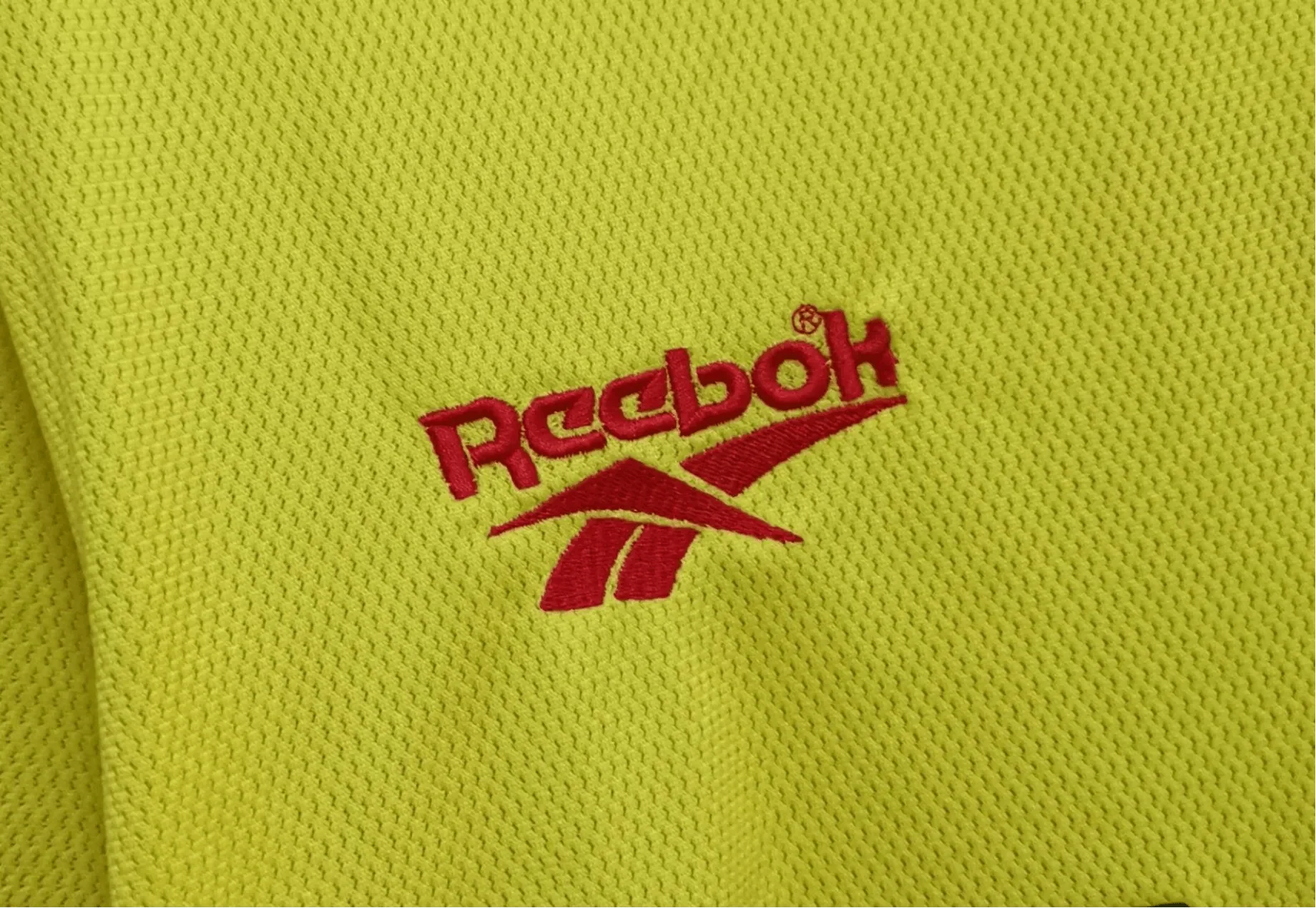 https://cdn.shopify.com/s/files/1/0826/7228/8075/files/19971999-liverpooi-carlsberg-yellow-away-retro-kit-classickits433-447358.webp?v=1741197840