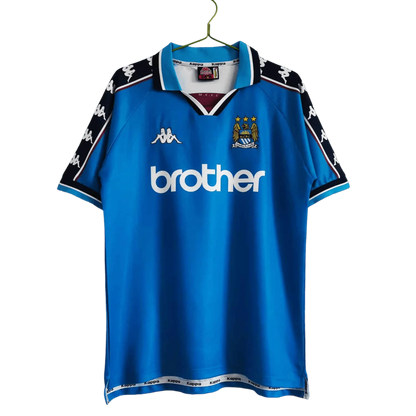 https://cdn.shopify.com/s/files/1/0826/7228/8075/files/19971999-manchester-city-brother-home-retro-kit-classickits433-983061.webp?v=1741199201