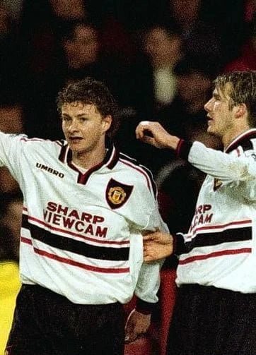 https://cdn.shopify.com/s/files/1/0826/7228/8075/files/19971999-manchester-united-sharp-viewcam-white-away-retro-kit-classickits433-163837.webp?v=1741199142