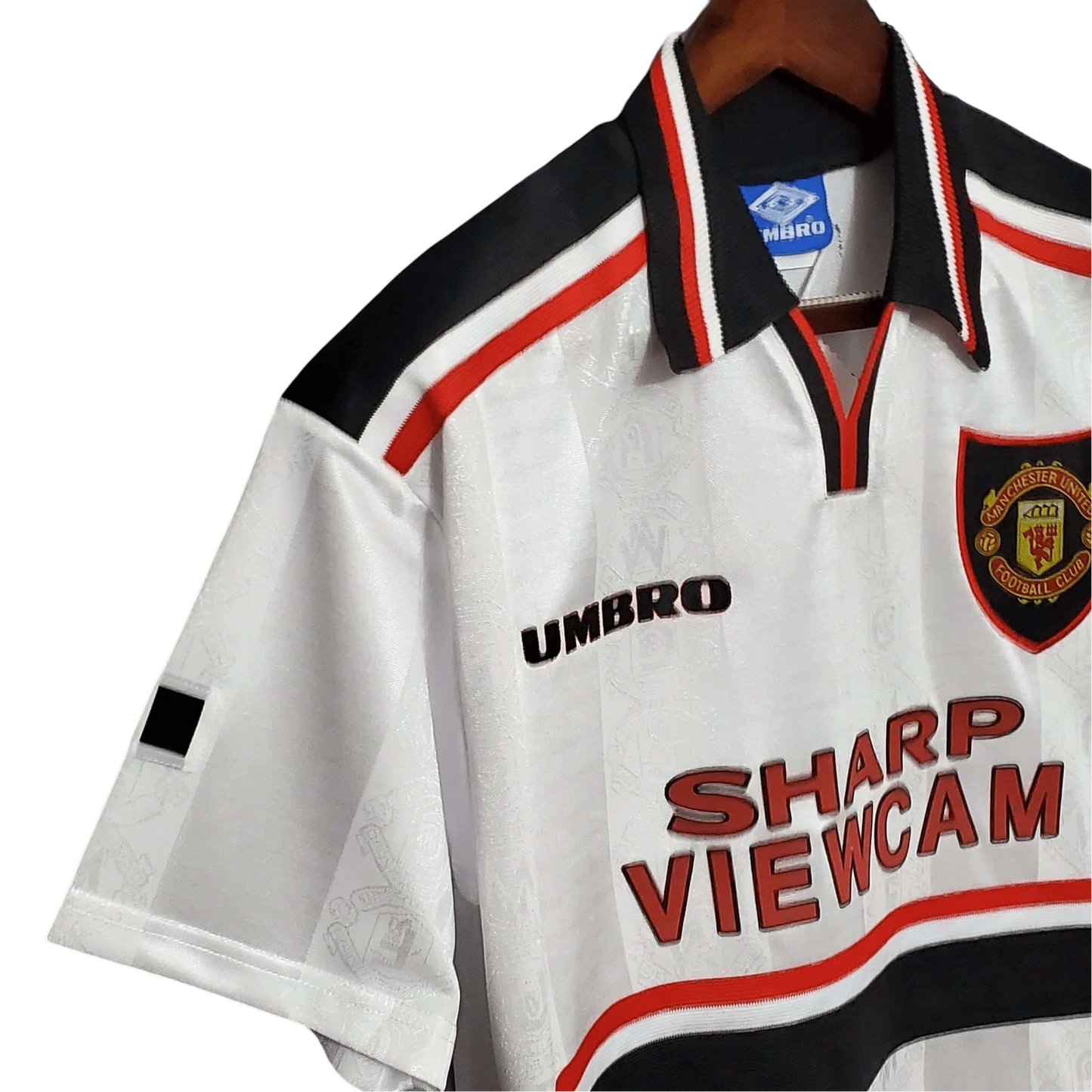 https://cdn.shopify.com/s/files/1/0826/7228/8075/files/19971999-manchester-united-sharp-viewcam-white-away-retro-kit-classickits433-359827.webp?v=1741199147