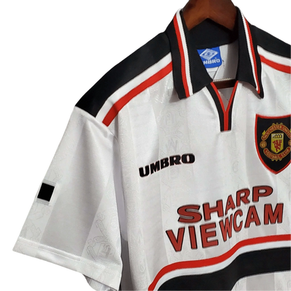 https://cdn.shopify.com/s/files/1/0826/7228/8075/files/19971999-manchester-united-sharp-viewcam-white-away-retro-kit-classickits433-359827.webp?v=1741199147