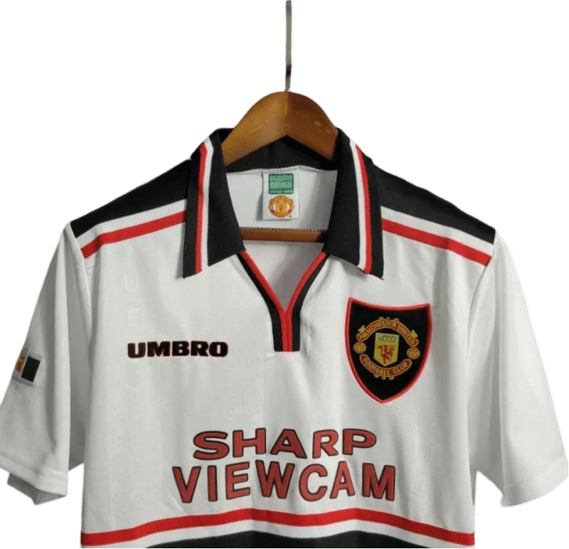 https://cdn.shopify.com/s/files/1/0826/7228/8075/files/19971999-manchester-united-sharp-viewcam-white-away-retro-kit-classickits433-415120.webp?v=1741199144