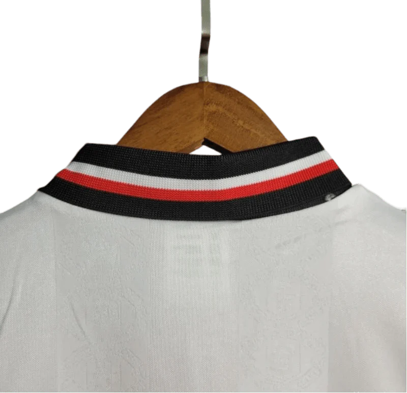 https://cdn.shopify.com/s/files/1/0826/7228/8075/files/19971999-manchester-united-sharp-viewcam-white-away-retro-kit-classickits433-511286.webp?v=1741199143