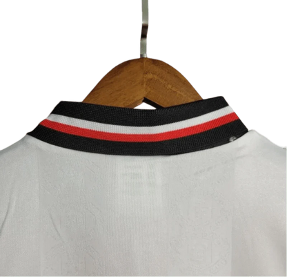 https://cdn.shopify.com/s/files/1/0826/7228/8075/files/19971999-manchester-united-sharp-viewcam-white-away-retro-kit-classickits433-511286.webp?v=1741199143